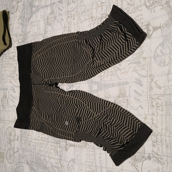 Lululemon capri - Picture 2 of 4